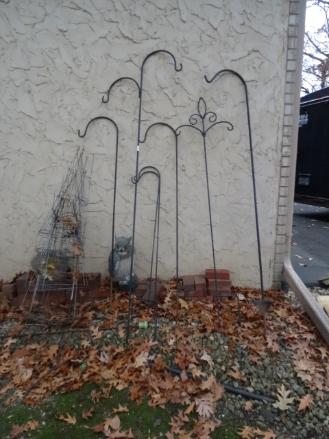 lot 157 image: Shepherd Hooks, Tomato Cages,