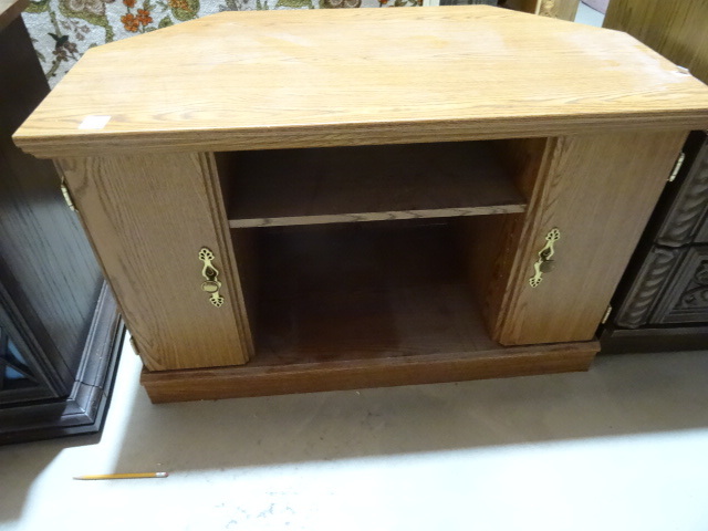 lot 190 image: TV Stand 36 X 20 X 24