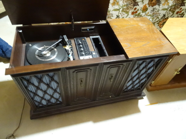 lot 191 image: Zenith AM FM Stereo Console Stereo