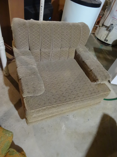lot 194 image: Vintage wood leg Chair