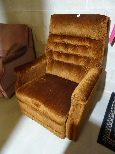 lot 196 image: Lazy Boy Rocker Recliner