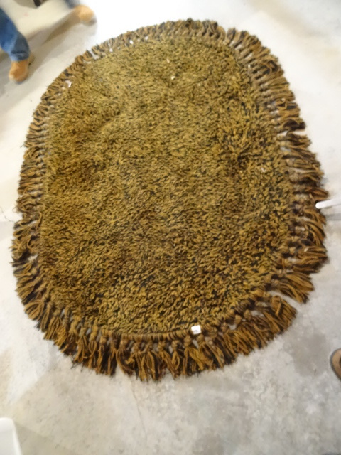 lot 206 image: Area Shag Rug 81 X 60