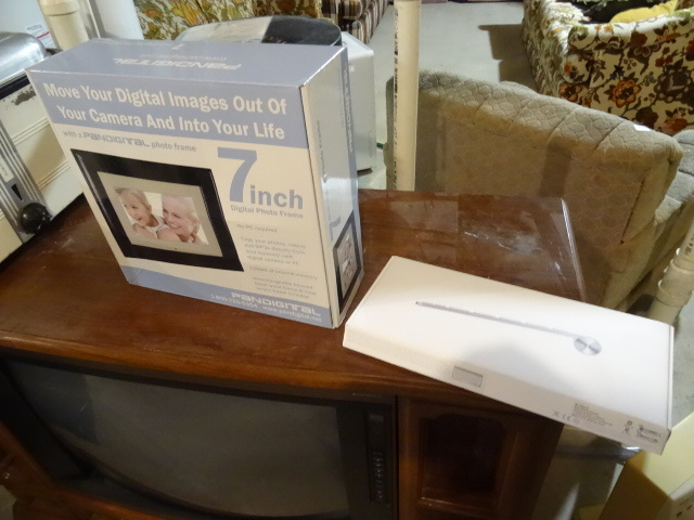 lot 210 image: 7 Digital Photo Frame, Apple Wireless Keyboard