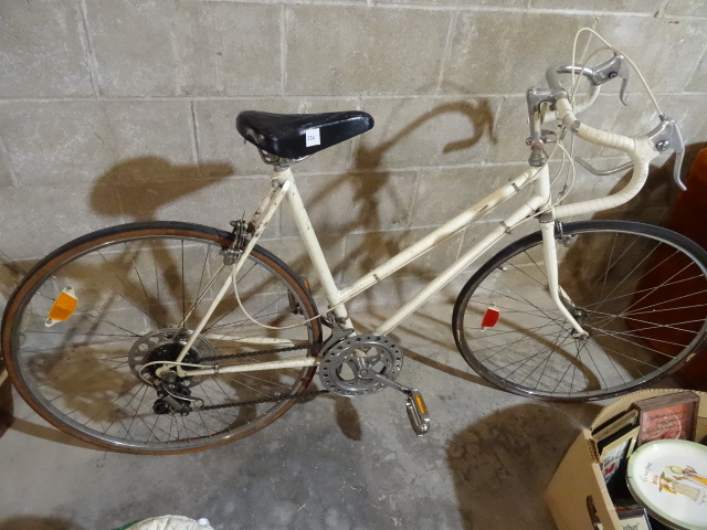 lot 222 image: Vintage 10 Speed Bicycle