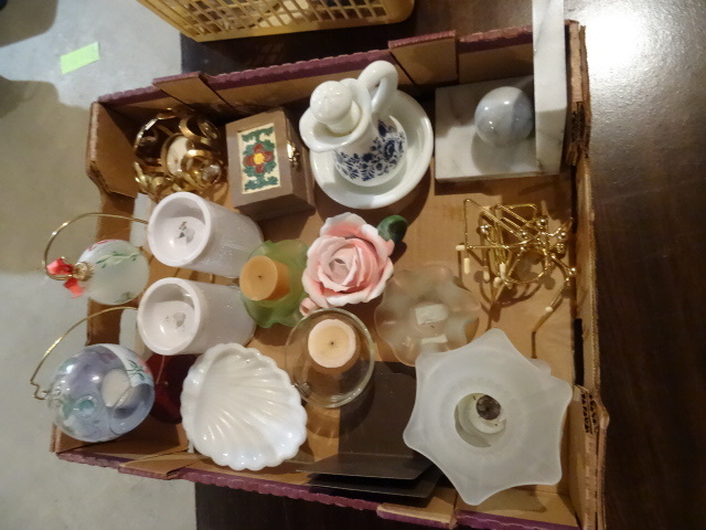 lot 252 image: Misc Dcor Candle Holders, Soap Dish
