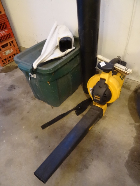 lot 267 image: Yard Man Leaf Blower Gas Powered