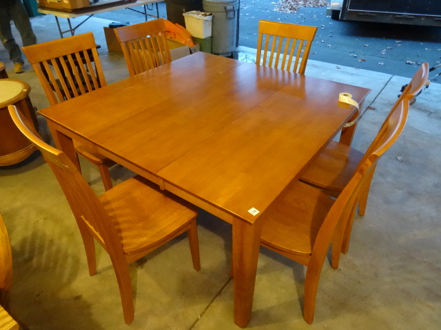lot 270 image: 54 Sq. Dinette Table WPopup Leaf