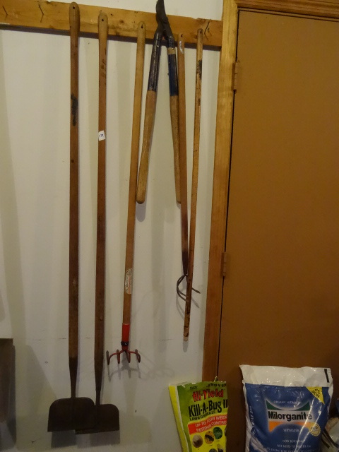 lot 279 image: Misc Garden Tools, Ice Chippers,