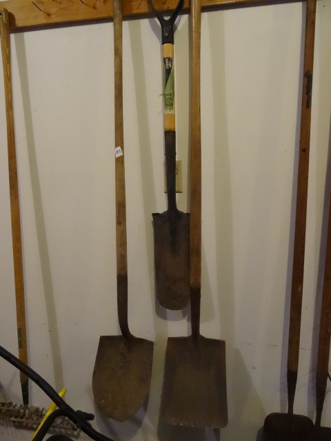 lot 280 image: 3 Shovels
