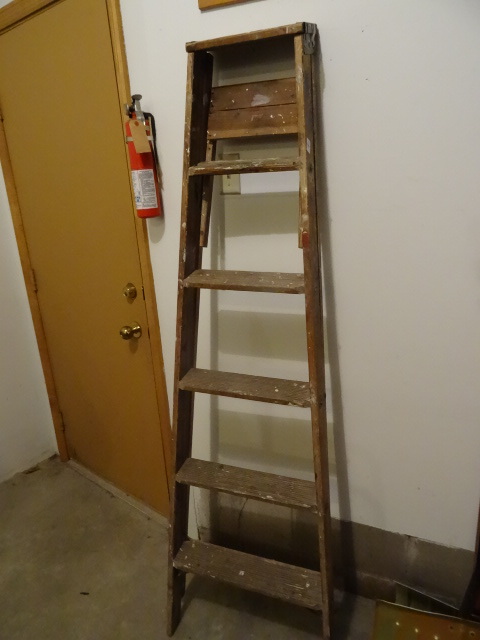 lot 323 image: 6 Wood Step Ladder