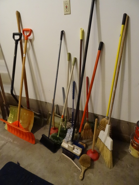 lot 324 image: Shovels, Brooms, Janitorial Supplies