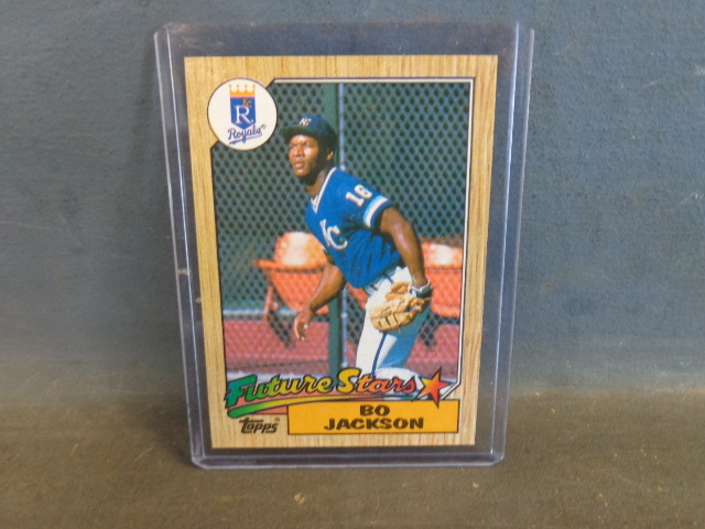 lot 8 image: Bo Jackson Baseball Cards with Rookie