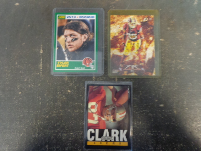 lot 19 image: 30 NFL Tight End Football Cards
