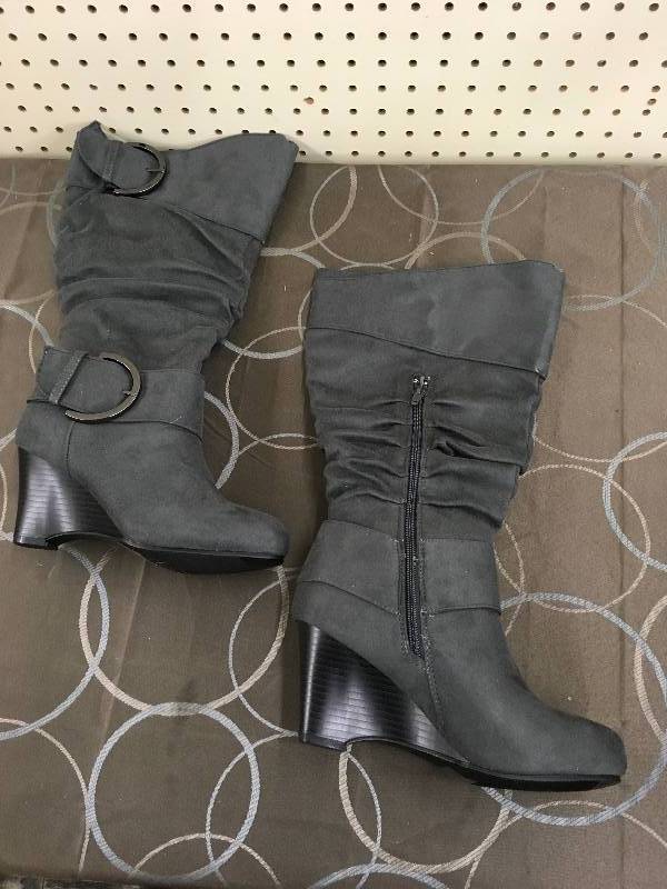 lot 46 image: J. Collection WM Wide-Calf Buckle Gray 7, MSRP $94.99