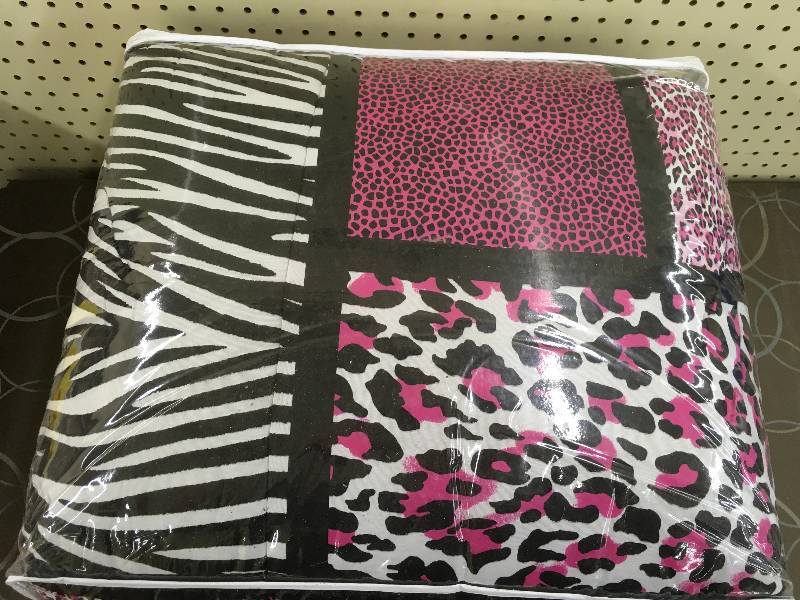 lot 15 image: Safari Pink 20 Pc.Bedset- FULL, MSRP $99.99