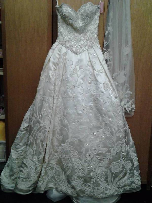 lot 17 image: YSA Makino Ivory Beaded Size 10 With Matching Veil