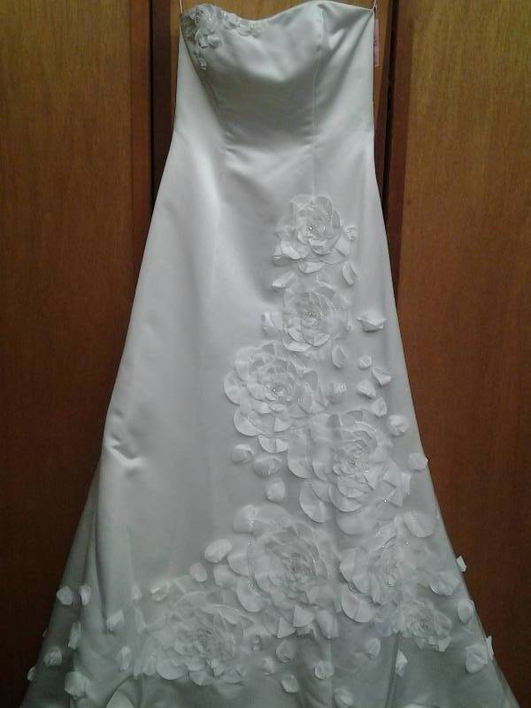 lot 18 image: Galina Soft White Size 8 Floral Petal Rhinestone