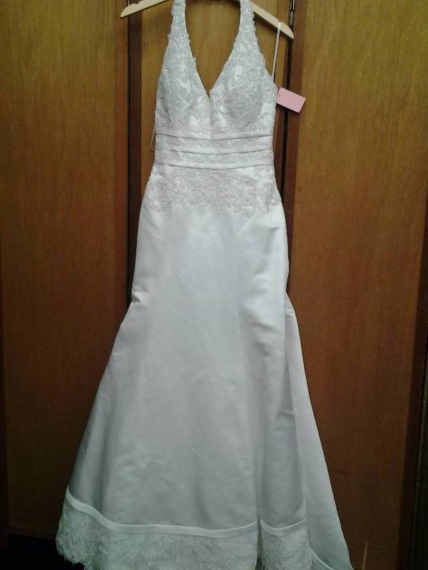 lot 19 image: Eden Bridals Size 4 White Beaded