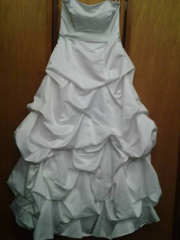lot 21 image: Davids Bridal White Size 12