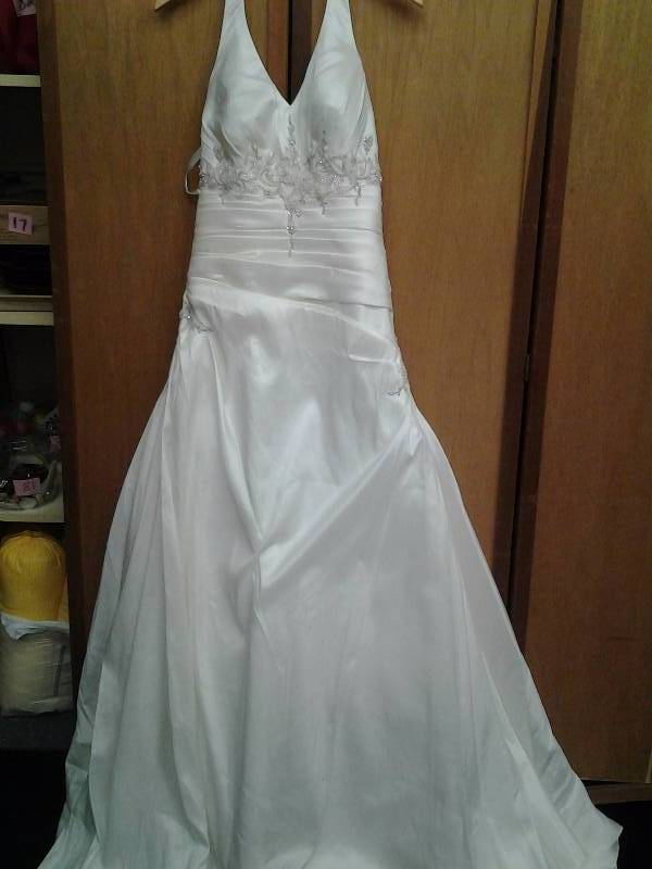lot 22 image: PC Marys Ivory Beaded Size 8
