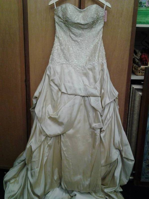 lot 25 image: Izilady Size 6 Beige Beaded