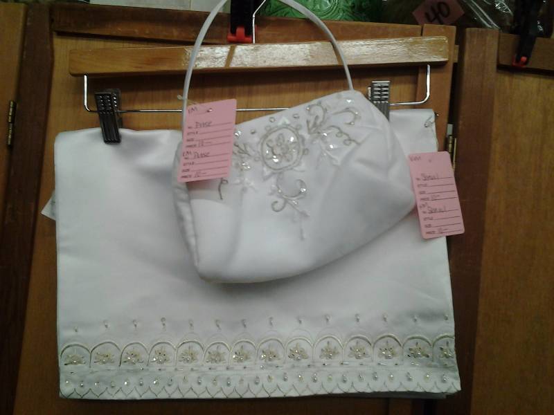 lot 26 image: White Beaded Shawl & Hand Bag