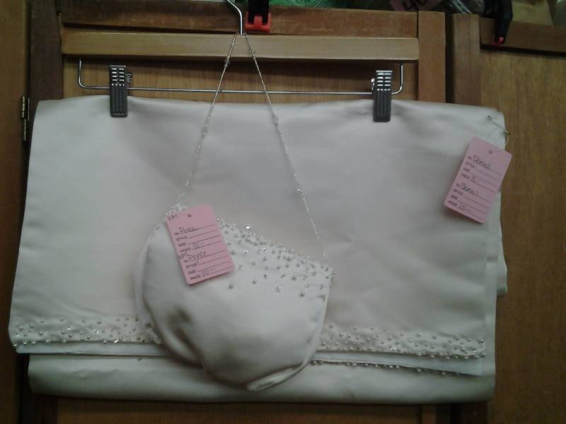lot 27 image: Ivory Beaded Shawl & Hand Bag