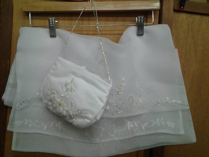 lot 29 image: White Beaded Shawl & Hand Bag