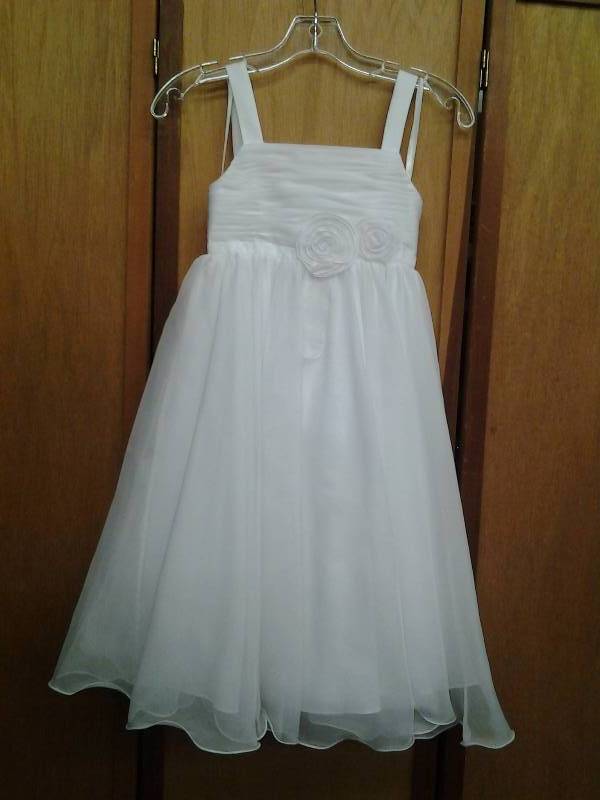 lot 32 image: Davids Bridal Girls Size 8 White