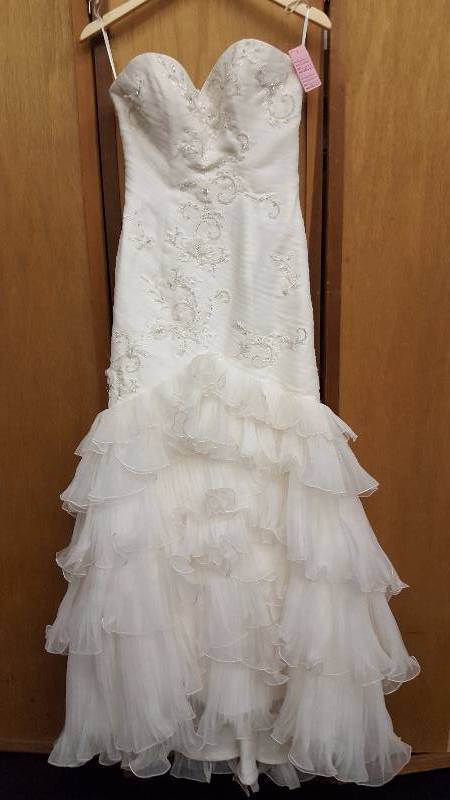 lot 8 image: Anais Size 8 Ivory Sheer Ruffle Beaded Sequin