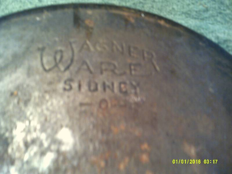 VINTAGE WAGNER CAST IRON PAN