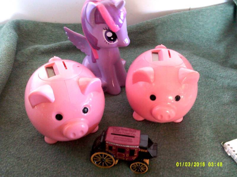 COLLECTIBLE PIGGY BANKS