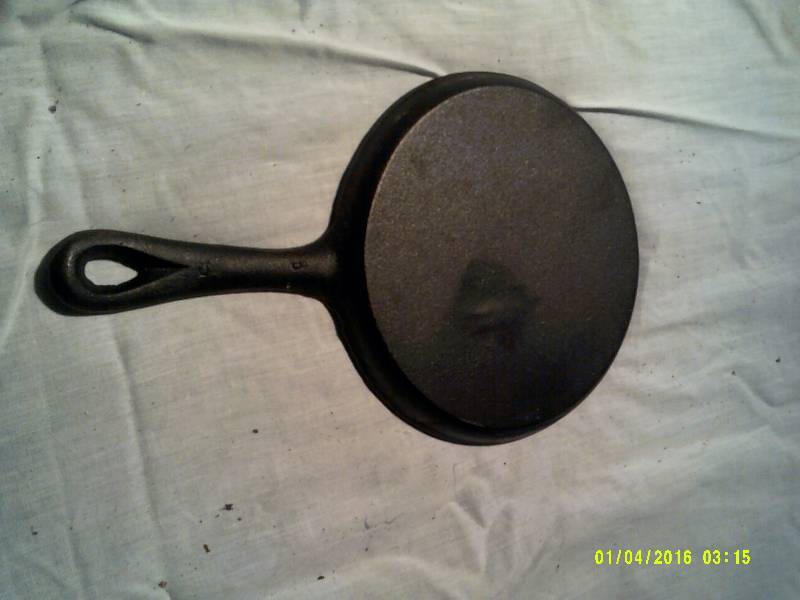 SMALL CAST IRON SKILLET