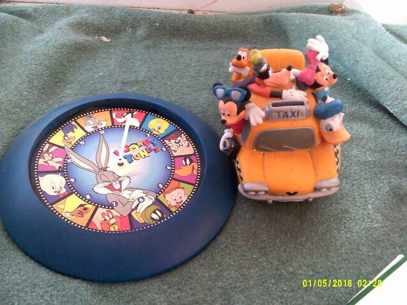LOONY TOONS BANK AND CLOCK