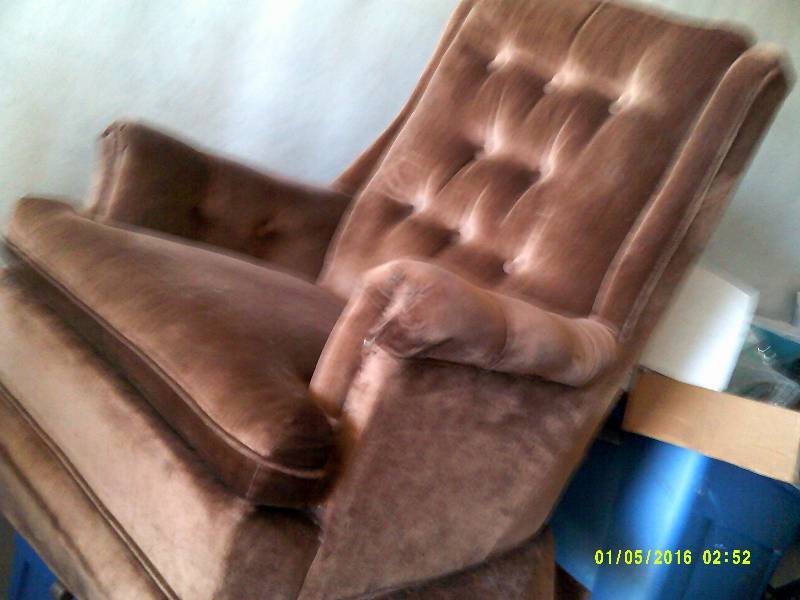 BROWN SWIVEL RECLYNER