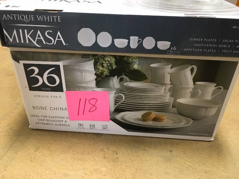 lot 118 image: Mikasa Antique White Bone China 36-Piece Service 6 Dinnerware Set