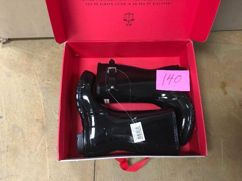 lot 140 image: Hunter Womens Original Short Gloss Rain Boots size 8 Black