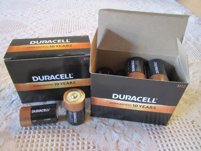 lot 4 image: Lot of 24 Duracell D Batteries 2 bo...