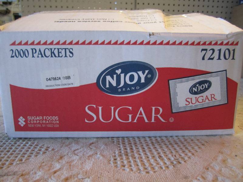 lot 21 image: Case of 2000 Sugar Packets Box dama...