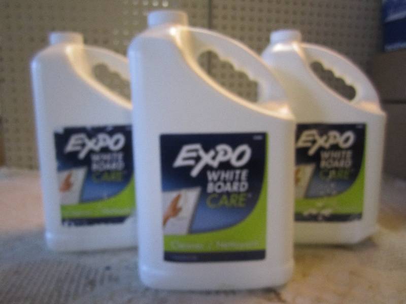 lot 23 image: Lot of 3 - 1 Gallon Expo White Boar...