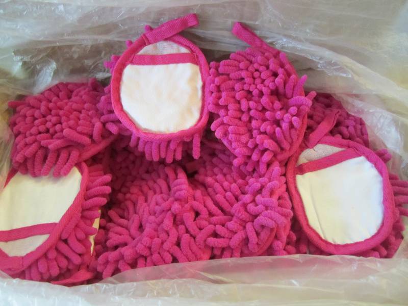 lot 41 image: Case of 200 Frizzy Finger Dusters P...