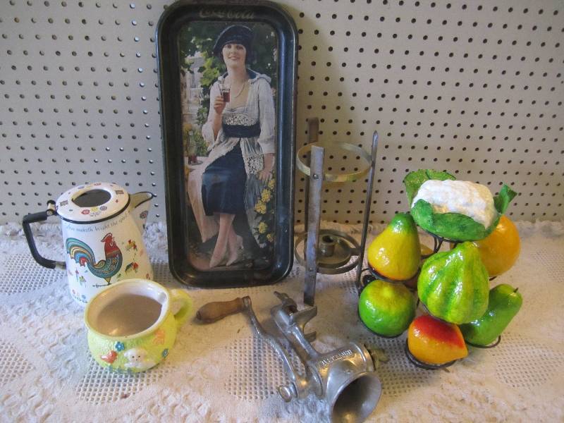 lot 158 image: Lot of Vintage and Other Decor Etc...