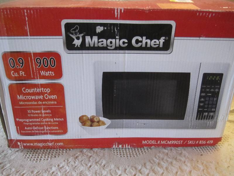 lot 160 image: Magic Chef .9 cubic foot Countertop...