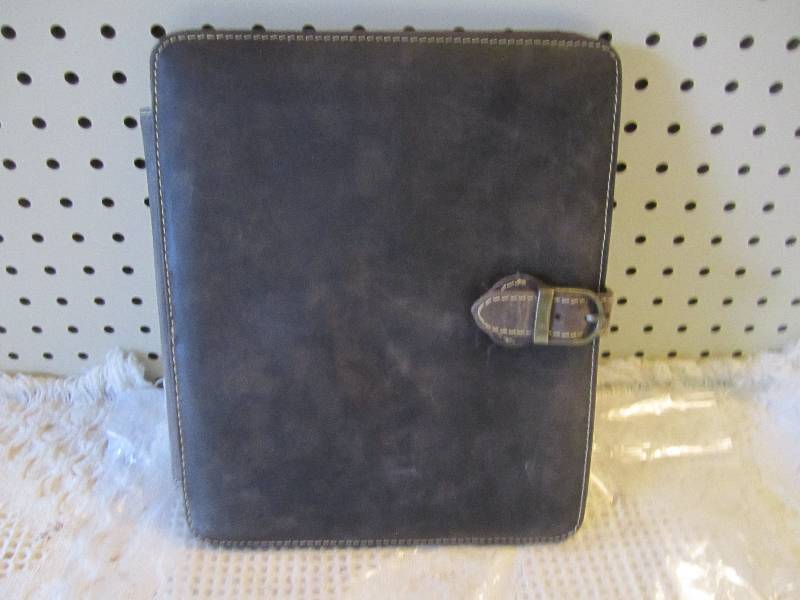 lot 190 image: Canyon Outback Leather Media Holder...