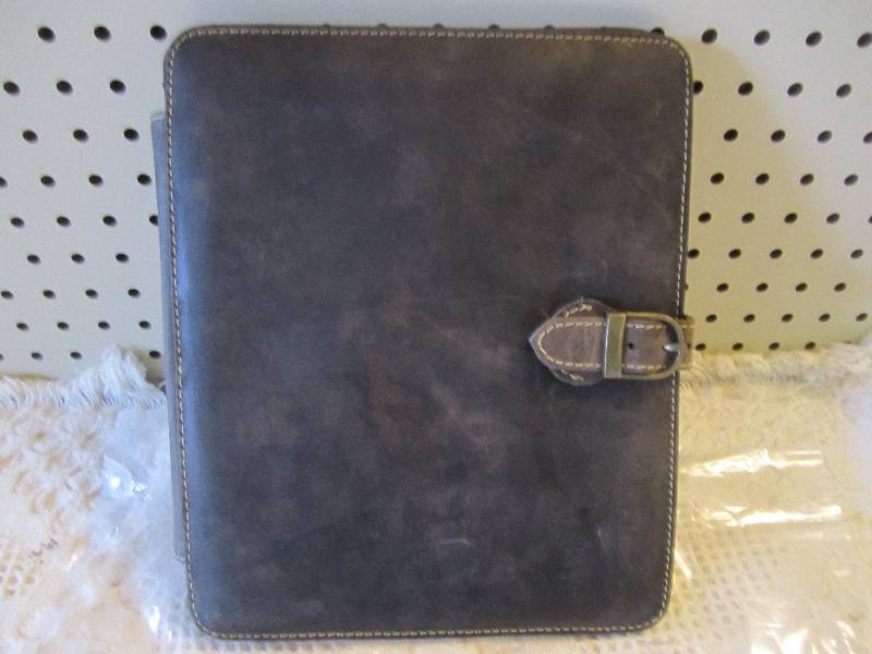 lot 192 image: Canyon Outback Leather Media Holder...