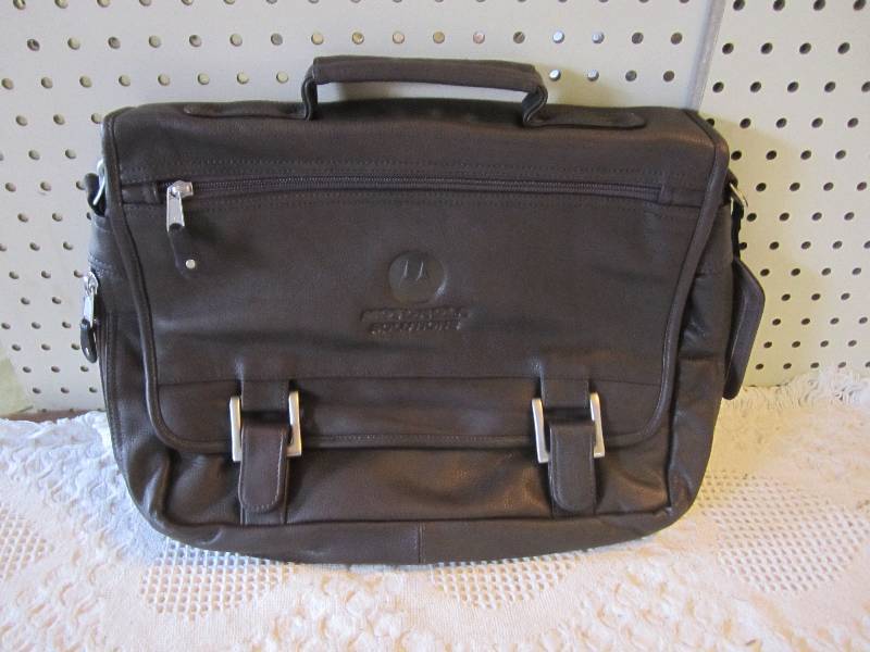 lot 197 image: Canyon Outback Leather Computer Bag...