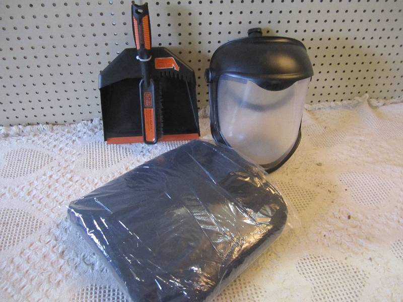 lot 224 image: Mix Lot Black & Decker Dustpan and ...
