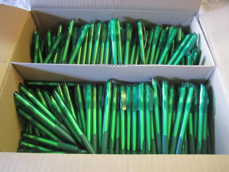 lot 261 image: Case of 500 Ink Pens Transparent Gr...