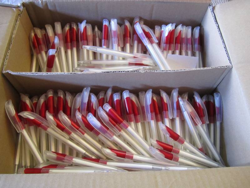 lot 263 image: Case of 500 Ink Pens Transparent Cl...