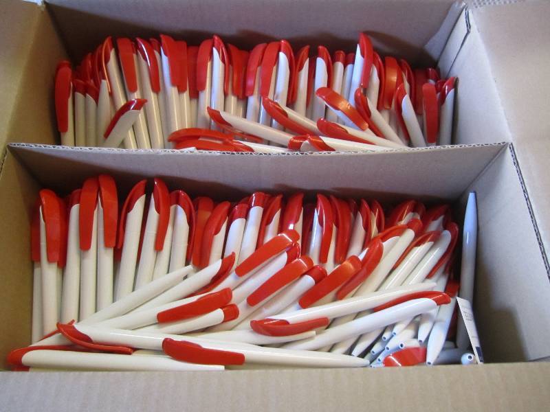 lot 264 image: Case of 500 Ink Pens White with Red...